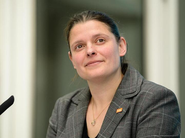Agnes Becker, Beauftragte des Volksbegehrens und Stellvertretende Vorsitzende der ÖDP Bayern, auf einer Pressekonferenz. Foto: Matthias Balk/dpa/Archivbild