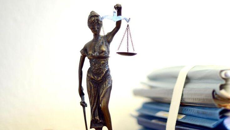 Die modellhafte Nachbildung der Justitia steht neben einem Holzhammer und einem Aktenstapel. Foto: Volker Hartmann/dpa/Archivbild Die modellhafte Nachbildung der Justitia steht neben einem Holzhammer und einem Aktenstapel. Foto: Volker Hartmann/dpa/Archivbild