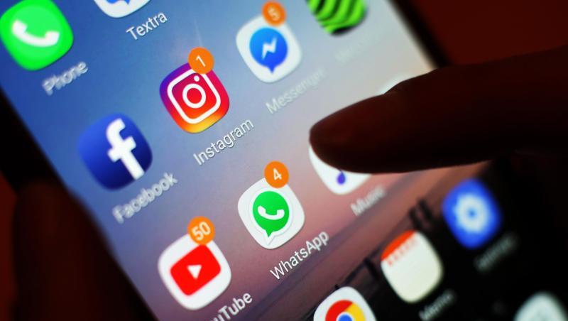 Ein Blick auf ein Smartphone mit Social Media Apps, wie Facebook, Instagram, YouTube und WhatsApp. Ein Blick auf ein Smartphone mit Social Media Apps, wie Facebook, Instagram, YouTube und WhatsApp.