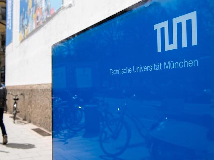 Blick auf ein Schild vor der TUM. Foto: Sven Hoppe/dpa
