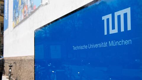 Blick auf ein Schild vor der TUM. Foto: Sven Hoppe/dpa