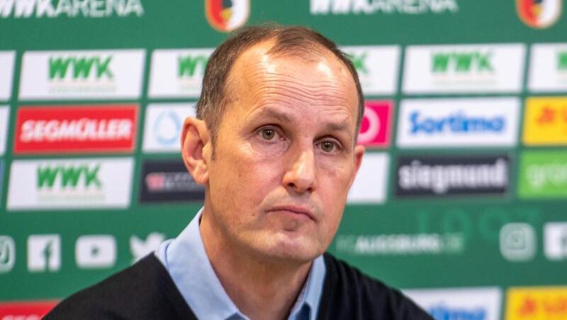 Heiko Herrlich sitzt bei einer Pressekonferenz. Foto: Stefan Puchner/dpa/Archivbild Heiko Herrlich sitzt bei einer Pressekonferenz. Foto: Stefan Puchner/dpa/Archivbild