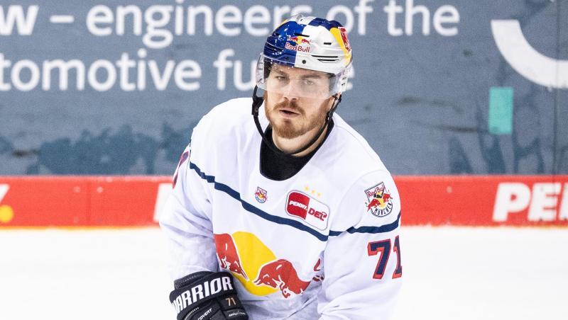 Chris Bourque spielt den Puck.