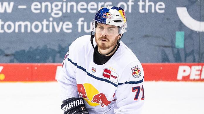Chris Bourque spielt den Puck.
