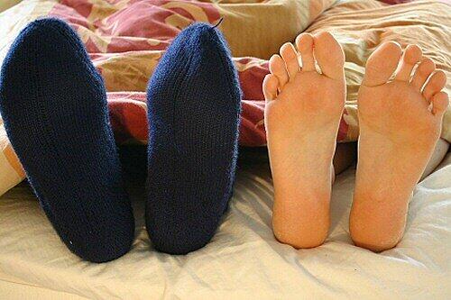 Socken im Bett? Na und, die bleiben an!