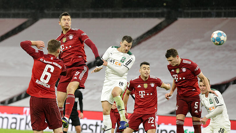 Der entscheidende Moment beim Rückrundenstart zwischen dem FC Bayern und Gladbach: Stefan Lainer (3.v.l.) köpft zum 2:1-Siegtreffer der Gäste ein.