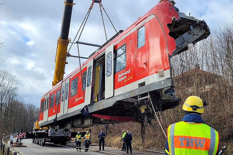 Am Samstag ist das Wrack des südlichen Triebkopfes auf einen Spezial-Tieflader verladen und über die B 11 und durch München zur Firma Schmidbauer nach Gräfelfing transportiert worden.