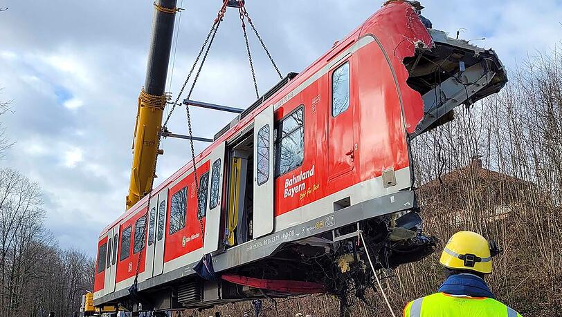 Am Samstag ist das Wrack des südlichen Triebkopfes auf einen Spezial-Tieflader verladen und über die B 11 und durch München zur Firma Schmidbauer nach Gräfelfing transportiert worden.