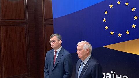Der ukrainische Außenminister Dmytro Kuleba (l.) und der EU-Außenbeauftragte Josep Borrell sprechen zur Eröffnung des informellen EU-Außenministerrates in Kiew.