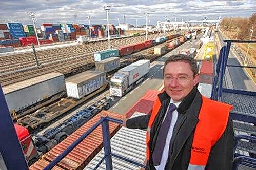 Das neue Container-Terminal im Hafen ersetzt den Bahnhof in Gostenhof. Terminal-Chef Alexander Ochs stellt die großen Ladekräne vor.