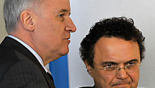 Gestörte Kommunikation: Seehofer und Hans-Peter Friedrich. Gestörte Kommunikation: Seehofer und Hans-Peter Friedrich.
