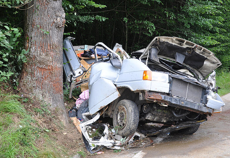 An einem Baum zerschellt ist das Unfallfahrzeug - die Bilder vom Horror-Crash in Simbach.