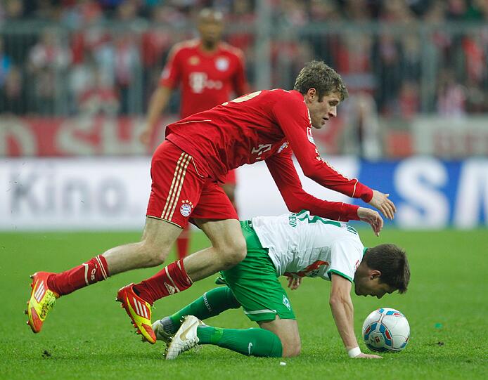 THOMAS MÜLLER: Statt Arjen Robben auf der rechten Außenbahn unterwegs, doch die Lokalität reichte ihm nicht. Rochierte viel, erreichte wenig. Pluspunkt: Holte den Elfmeter heraus, den Robben verwandelte. Minuspunkt: Vergab das 3:1. Note 4