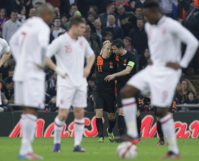 Das hatte auch Bayerns Flügelflitzer Arjen Robben mit der Niederlande - während die Engländer nach der 2:3-Niederlage gegen "Oranje" in Wembley dumm aus der Wäsche schauten...