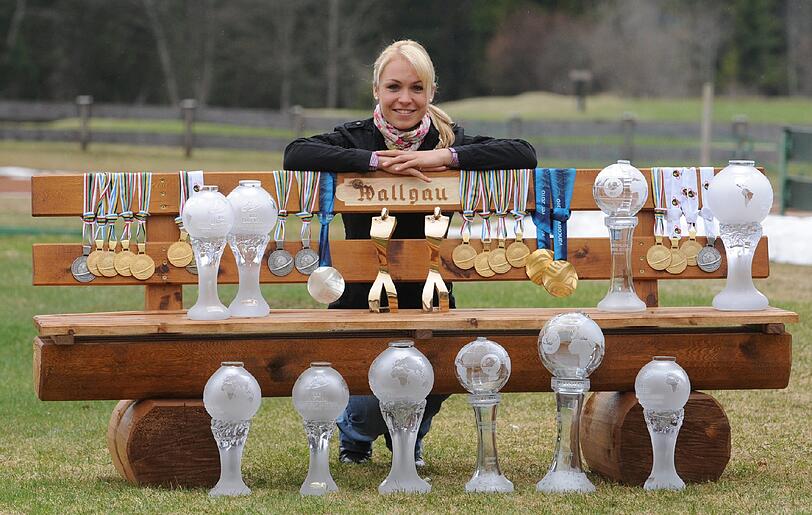 Über 5000 Fans bereiten Biathlon-Legende Neuner in Wallgau einen großen Abschied. Der schönste Wanderweg der Region wird nach ihr benannt. &bdquo;Eine Riesenehre, ich bin sprachlos&ldquo;. Die AZ zeigt die Bilder von Lenas Triumphzug durch Wallgau.