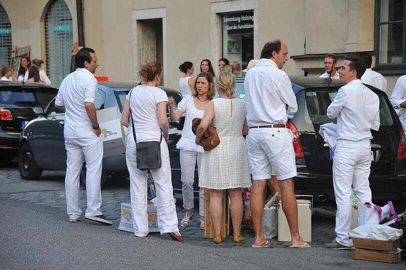 Feiner Flashmob: Rund 500 weiß gekleidete Menschen haben sich am Donnerstagabend am Münchner Odeonsplatz spontan zu einem Abendessen unter freiem Himmel getroffen - Sehen Sie hier die besten Bilder...