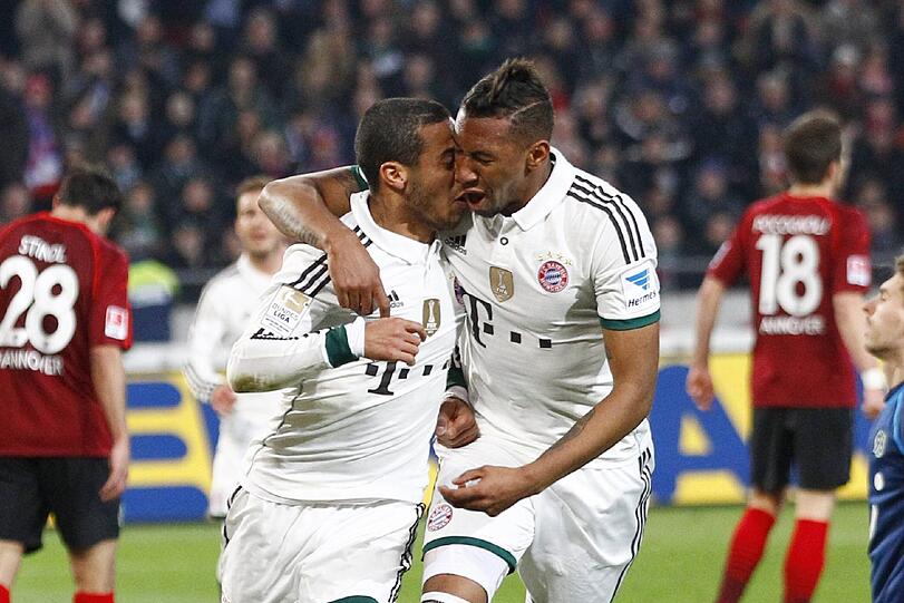 Bayern trifft mal wieder auf Hannover 96. Hier bejubeln Thiago und Boateng das 2:0 (Archivbild von 2013)