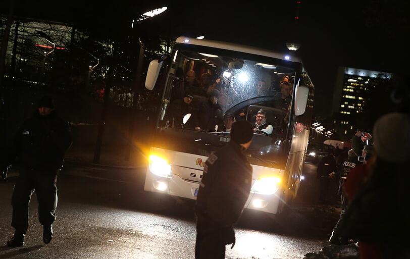 Aus Protest gegen die Flüchtlingspolitik von Kanzlerin Angela Merkel  hat Landrat Peter Dreier 31 Flüchtlinge mit einem Bus zum Kanzleramt bringen lassen.