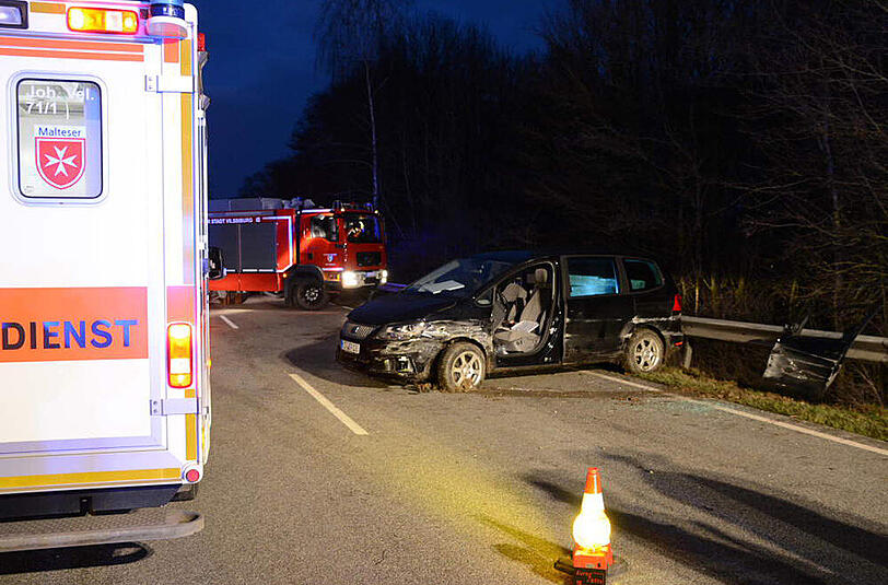 Bilder vom Verkehrsunfall bei Vilsbiburg: Der Mann fuhr mit seinem Auto in eine Leitplanke und wurde in seinem Wagen eingeklemmt.