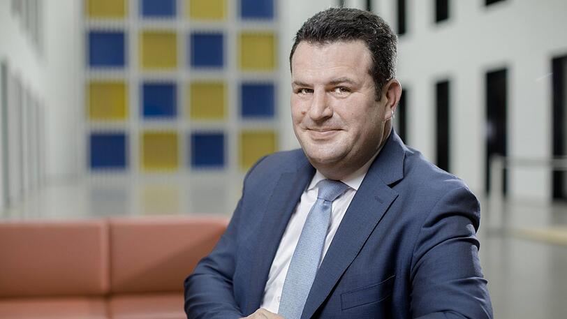 Bundesarbeitsminister Hubertus Heil ist mit der Rechtsanwältin Solveig Orlowski verheiratet. Das Paar hat zwei Kinder, einen siebenjährigen Sohn und eine fünfjährige Tochter. Heil hat Politikwissenschaft und Soziologie studiert.