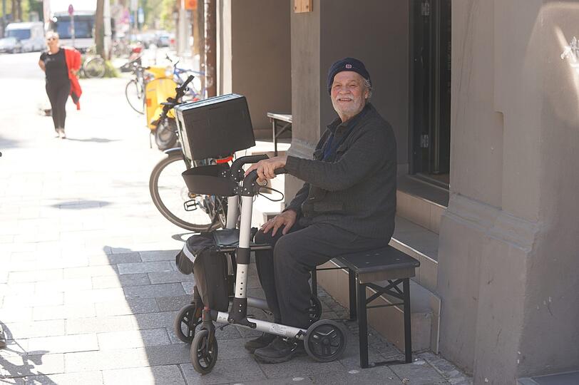Klaus-Peter Böckmann-Amesen (77), Rentner: "Wenn das mit der Corona-Krise vorbei ist, will ich als erstes auf der Parkbank vom Stephansplatz sitzen &ndash; und das genießen. Dann will ich noch mit einem Freund an der Isar spazieren gehen. Ich vermute allerdings, dass die Ausgangsbeschränkungen noch bis Ende Mai andauern. Man muss Rücksicht auf andere nehmen und Abstand halten. Ich gehe davon aus, dass der Zusammenhalt nach der Krise noch besser als vorher ist. Ich wünsche mir, dass die jungen Leute noch ein bisschen mehr auf Ältere achten. Und schon jetzt können wir alle erkennen, dass nichts selbstverständlich ist."