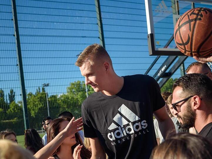 Kristaps Porzingis von den New York Knicks im Sommer 2018 beim Streetball-Turnier in Berlin.
