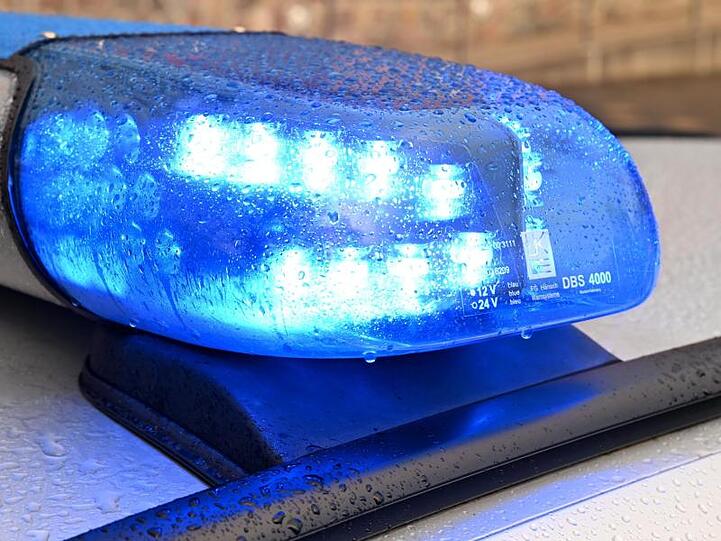 Ein Streifenwagen der Polizei steht mit eingeschaltetem Blaulicht. Foto: Carsten Rehder/dpa/Archivbild