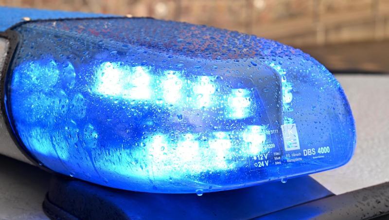 Ein Streifenwagen der Polizei steht mit eingeschaltetem Blaulicht. Foto: Carsten Rehder/dpa/Archivbild Ein Streifenwagen der Polizei steht mit eingeschaltetem Blaulicht. Foto: Carsten Rehder/dpa/Archivbild