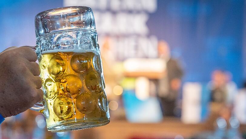 Zwei Securitys wurden am Dienstagabend mit Maßkrügen attackiert. (Symbolbild)