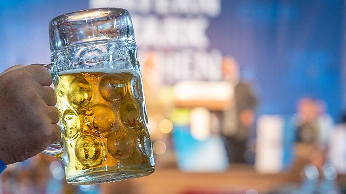 Zwei Securitys wurden am Dienstagabend mit Maßkrügen attackiert. (Symbolbild)