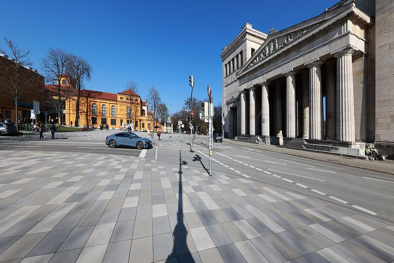 Die Luisenstraße führt westlich am Königsplatz vorbei und streift die weltberühmten Propyläen.