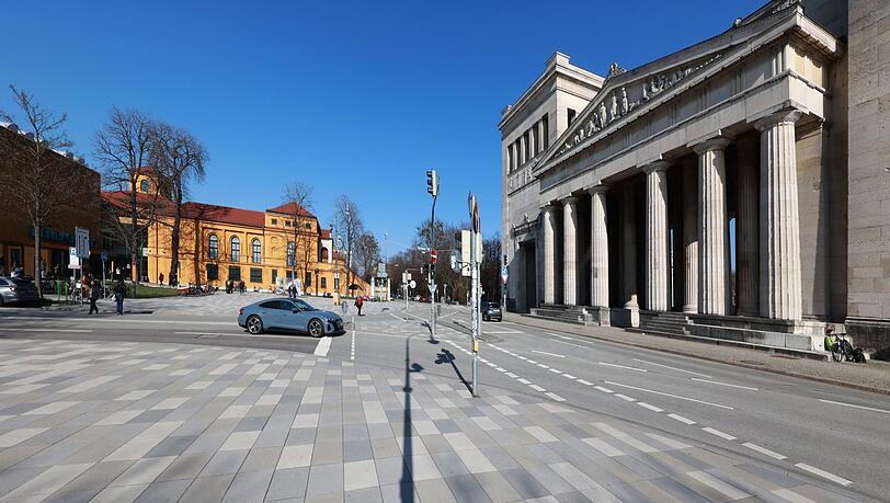 Die Luisenstraße führt westlich am Königsplatz vorbei und streift die weltberühmten Propyläen. Die Luisenstraße führt westlich am Königsplatz vorbei und streift die weltberühmten Propyläen.