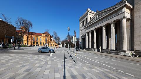 Die Luisenstraße führt westlich am Königsplatz vorbei und streift die weltberühmten Propyläen.