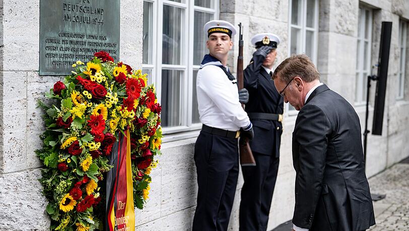 Boris Pistorius (SPD), Bundesminister der Verteidigung, steht am Nationalen Gedenktag an den Widerstand im Ehrenhof des Bendlerblocks vor dem Gedenkkranz. (Archivfoto)