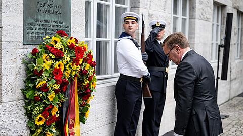 Boris Pistorius (SPD), Bundesminister der Verteidigung, steht am Nationalen Gedenktag an den Widerstand im Ehrenhof des Bendlerblocks vor dem Gedenkkranz. (Archivfoto)