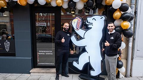 Ugur Maras (l.), Gründer von Echte Bärliner und der Leiter der neuen Filiale in der Humboldtstraße Khaled Omar.