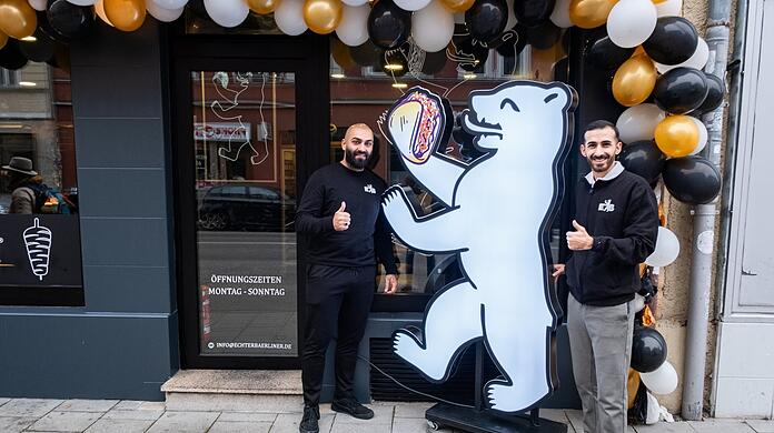 Ugur Maras (l.), Gründer von Echte Bärliner und der Leiter der neuen Filiale in der Humboldtstraße Khaled Omar.