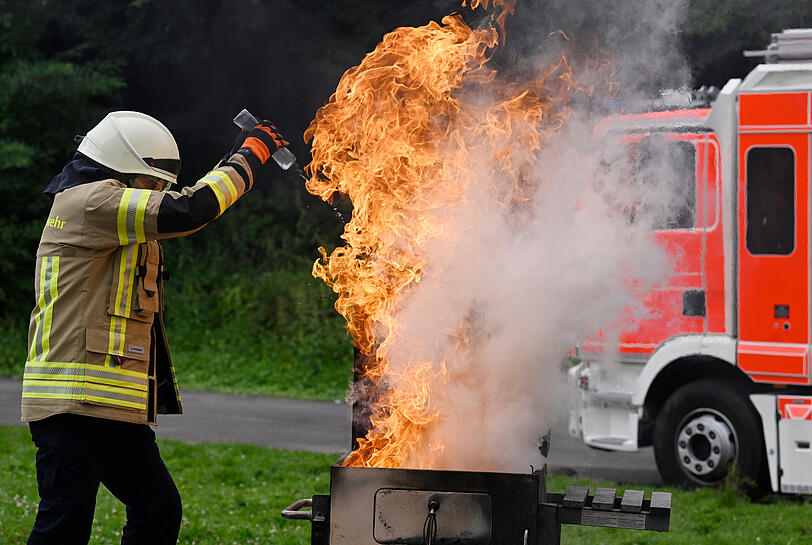 Ein Feuerwehrmann demonstriert, wie schnell ein Fettbrand zu einer Fettexplosion führen kann.