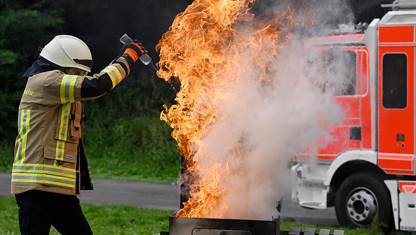 Ein Feuerwehrmann demonstriert, wie schnell ein Fettbrand zu einer Fettexplosion führen kann.