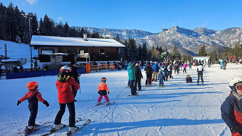 Warteschlange mit Panorama: Kinder, Skikurse und Familien ziehen sich bis weit &uuml;ber den Platz. Viele G&auml;ste kommen aktuell auch aus dem Salzburger Land.