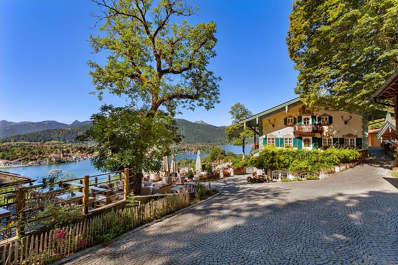 Der Leeberghof mit seiner Aussicht auf den Tegernsee. Der Leeberghof mit seiner Aussicht auf den Tegernsee.