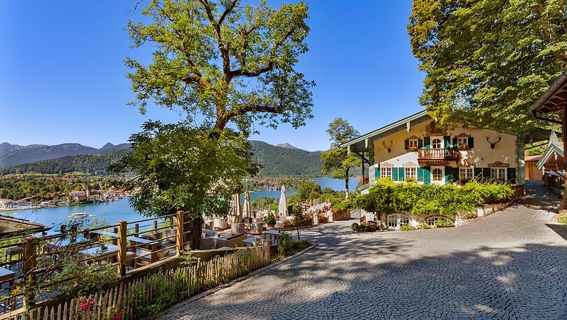 Der Leeberghof mit seiner Aussicht auf den Tegernsee. Der Leeberghof mit seiner Aussicht auf den Tegernsee.