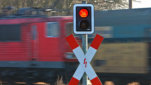 Die Autofahrerin hatte den heranbrausenden Zug nicht gesehen. Die Autofahrerin hatte den heranbrausenden Zug nicht gesehen.