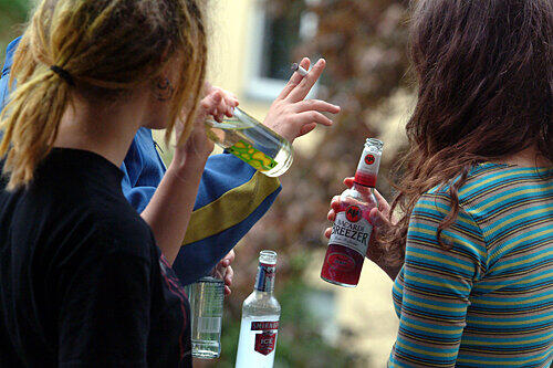 Jugendlichen feiern mit viel Alkohol (Symbol)