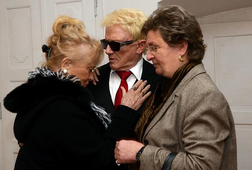 Weinend liegt Hannelore (l.) an der Schulter ihres Mannes Heino. Sekretärin Doris Blinder (r.) versucht, sie zu trösten. In der Wohnung des prominenten Paars in Bad Münstereifel ist erneut eingebrochen worden. Die Sekretärin hatte den Einbruch entdeckt.