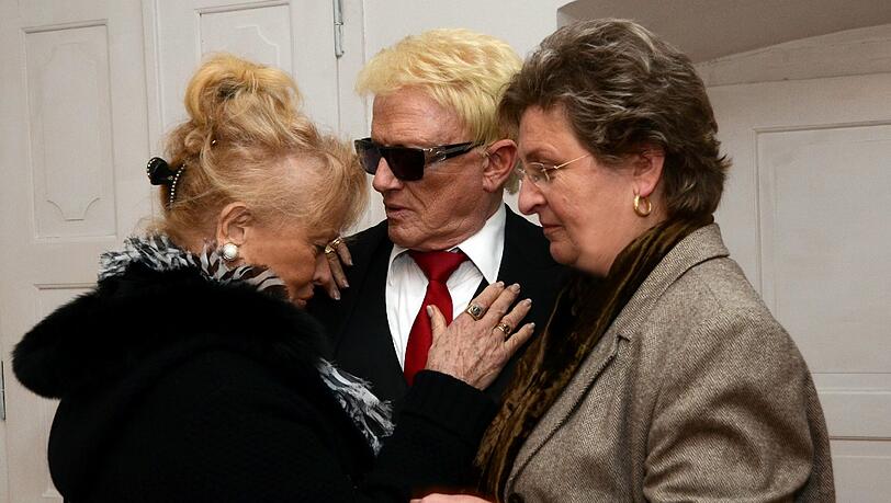 Weinend liegt Hannelore (l.) an der Schulter ihres Mannes Heino. Sekretärin Doris Blinder (r.) versucht, sie zu trösten. In der Wohnung des prominenten Paars in Bad Münstereifel ist erneut eingebrochen worden. Die Sekretärin hatte den Einbruch entdeckt. Weinend liegt Hannelore (l.) an der Schulter ihres Mannes Heino. Sekretärin Doris Blinder (r.) versucht, sie zu trösten. In der Wohnung des prominenten Paars in Bad Münstereifel ist erneut eingebrochen worden. Die Sekretärin hatte den Einbruch entdeckt.