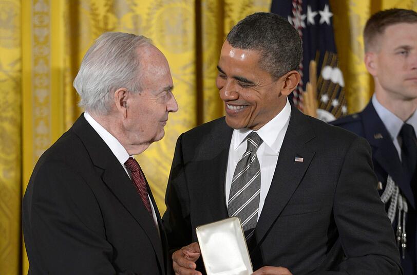 2012 überreichte Barack Obama Harris Wofford die Bürgermedaille des Präsidenten.