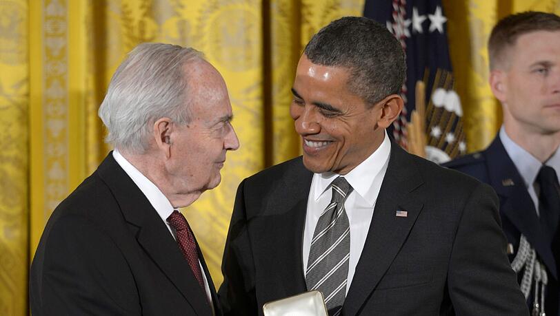 2012 überreichte Barack Obama Harris Wofford die Bürgermedaille des Präsidenten. 2012 überreichte Barack Obama Harris Wofford die Bürgermedaille des Präsidenten.