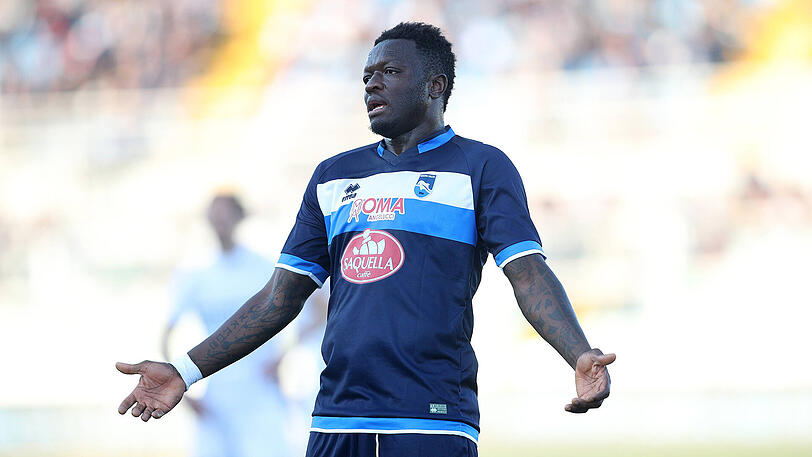 Sulley Muntari protestiert gegen den Rassismus und wird dafür bestraft.