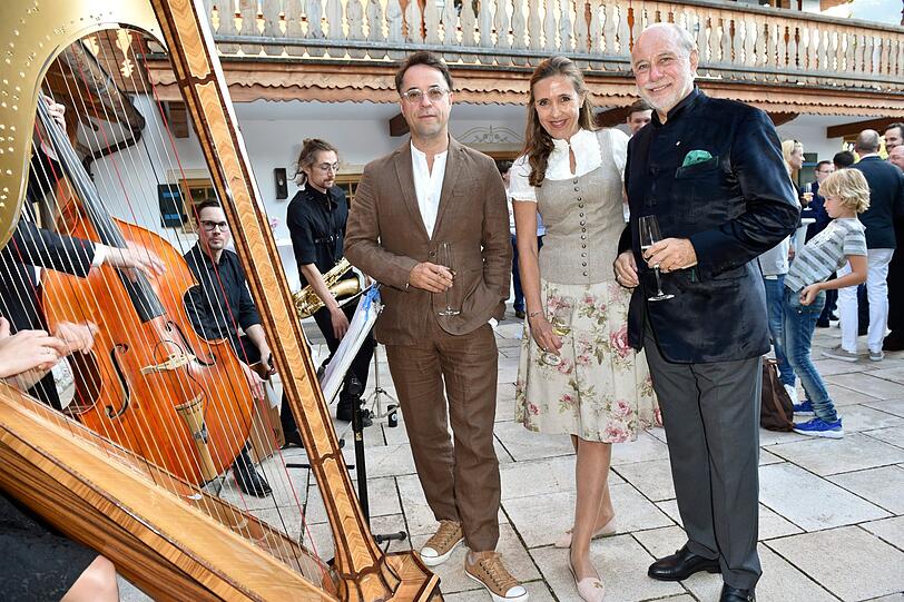 Jan Josef Liefers mit den Hotelinhabern Susanne Gräfin und Klaus Graf von Moltke